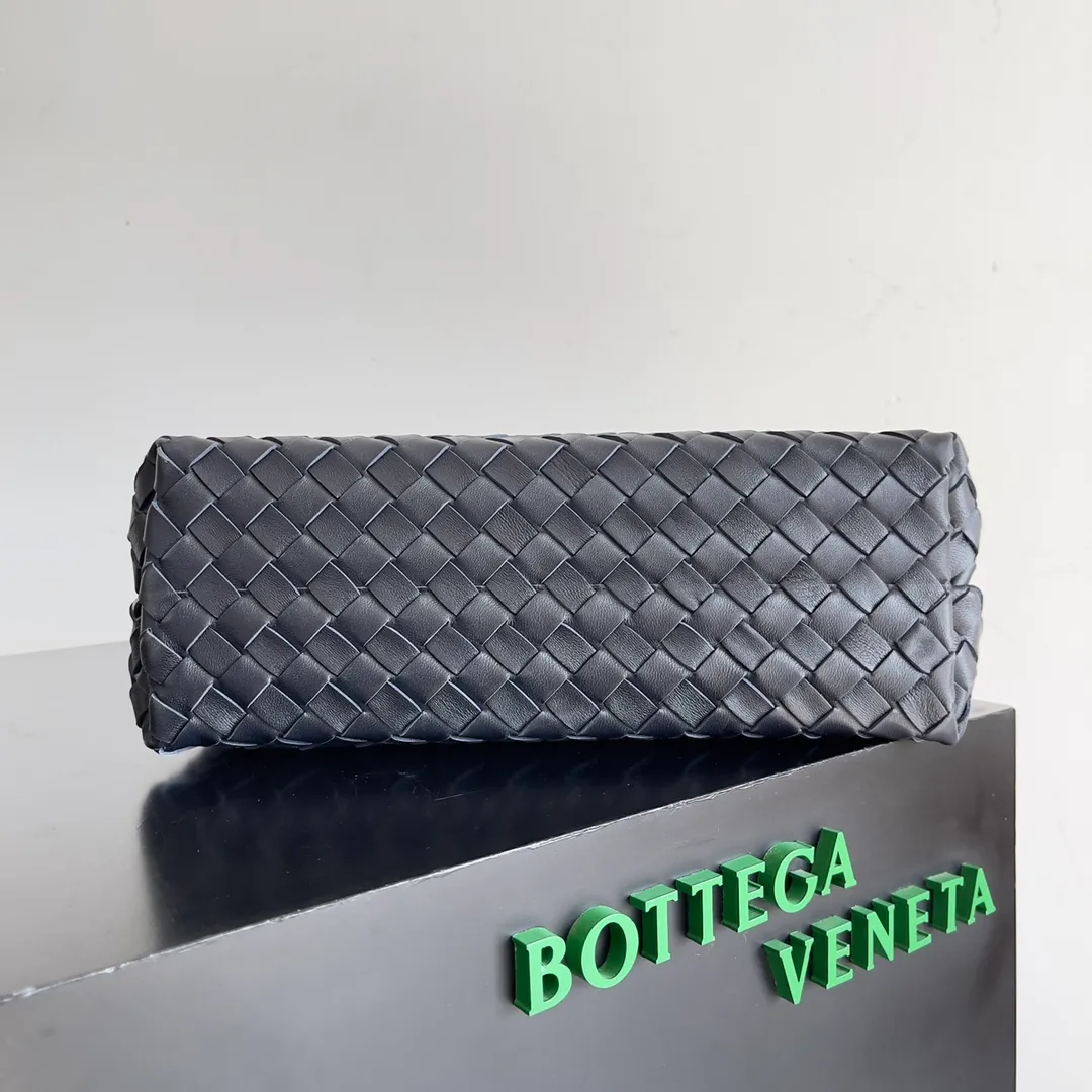 The 2023 new Andiamo batch of 2260 BV has been shipped‼ ️Really popular🔥The new Andiamo woven handbag launched by Bottega Veneta this season is really popular all over the world! ! Celebrities at home and abroad have worn it, and Oscar-winning actress Michelle Yeoh has taken it out on the street. Song Jia, Trai Yara, Yu Feihong, Sanji Ayaka, Rosie Hunting-Whiteley, Yoshioka Riho, etc. have all picked up this bag. It is classic and versatile, showing off its temperament, and the bag capacity is also large, which is very convenient for daily commuting! ! A variety of carrying methods, the shoulder straps can be adjusted by yourself, the original lambskin feels soft and delicate, and the unisex style breaks the gender boundaries and brings a more practical and long-lasting use experience. Andiamo, which has both elegant and casual styles, perfectly interprets the true appearance of "fashionable old money style". Style number: 743572 Size: 32*24*12